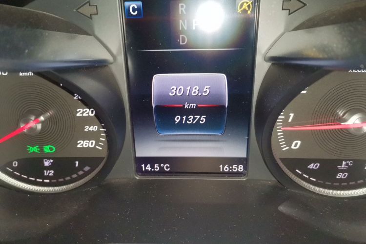 奔驰C级 2017款 改款 C 200 运动版中控内饰15