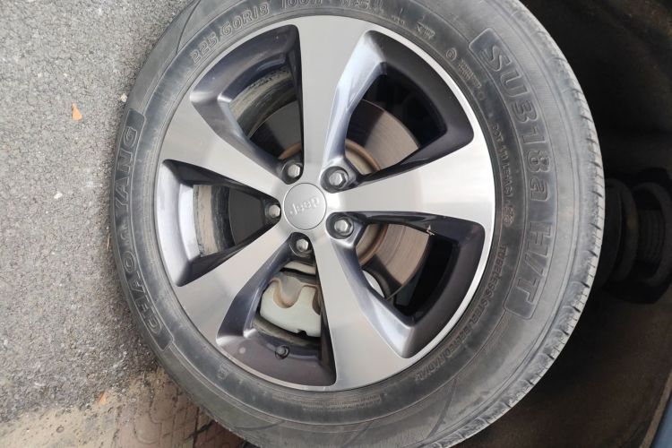 Jeep 自由光 2019款 2.0T 四驱探享版 国VI车身外观10