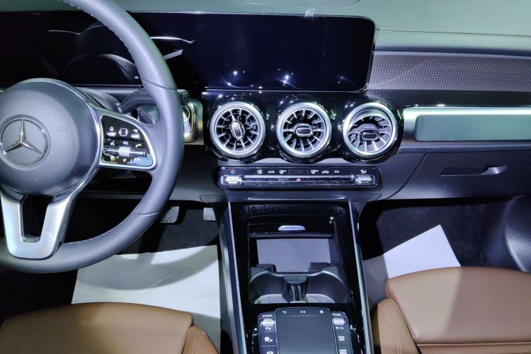 奔驰GLB 2021款 GLB 200 动感型中控内饰16