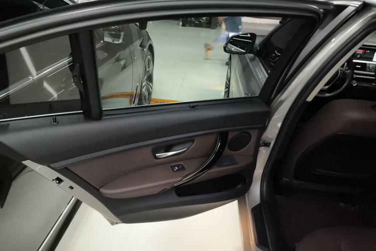 宝马3系 2019款 320Li 时尚型中控内饰7008