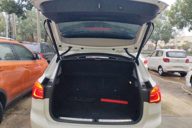 宝马X1 2019款 sDrive18Li 尊享型机舱底盘23