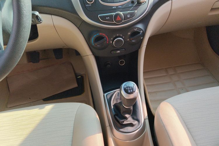 现代 瑞纳 2014款 1.4L 手动智能型GLS中控内饰18