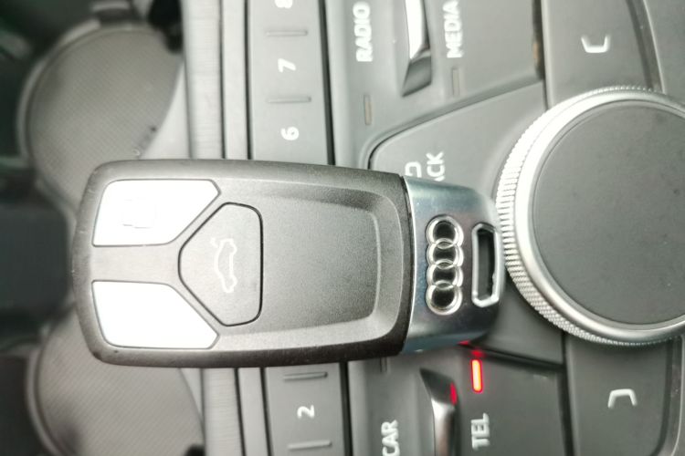 奥迪A4L 2017款 Plus 40 TFSI 进取型中控内饰7001