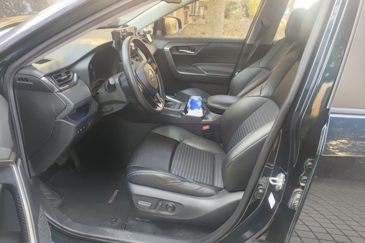 丰田 威兰达 2020款 双擎 2.5L E-CVT两驱科技版局部细节19