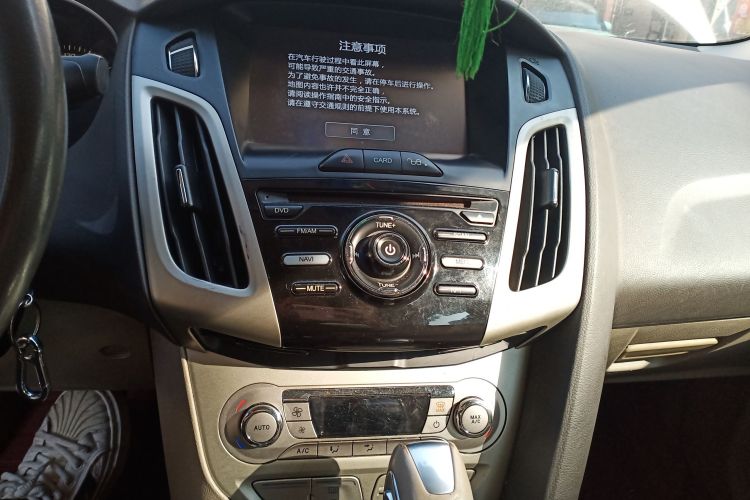 福特 福克斯 2012款 三厢 1.6L 自动风尚型中控内饰16
