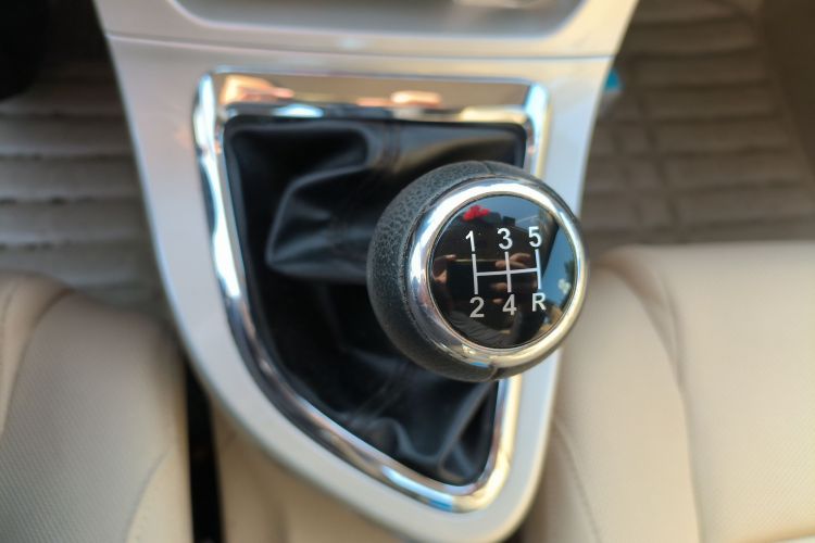 中华H330 2013款 1.5L 手动舒适型中控内饰18