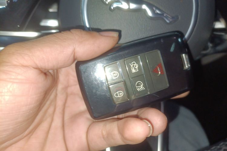 捷豹XEL 2020款 2.0T 200PS R-DYNAMIC 青春运动版中控内饰7001