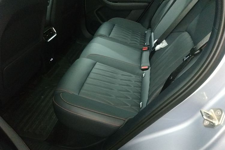 哪吒汽车 哪吒L 2024款 增程 310 闪充红衣版中控内饰21