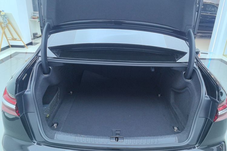 奥迪A6L 2023款 改款 55 TFSI quattro 尊享动感型机舱底盘23