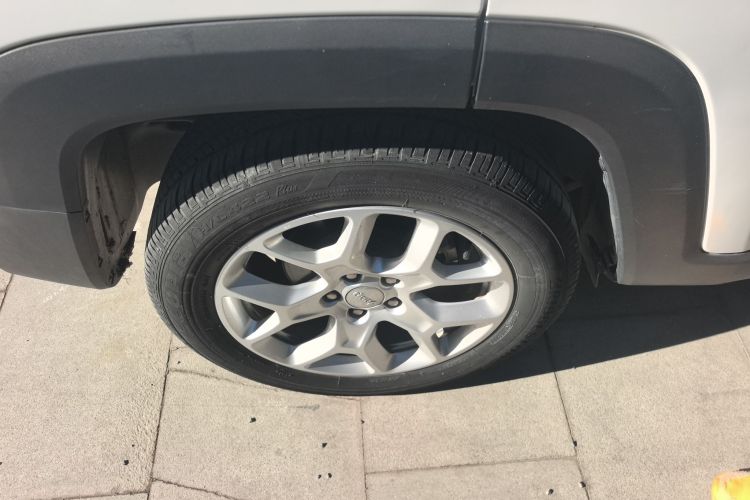 Jeep 自由侠 2017款  180T 自动劲能版车身外观6003