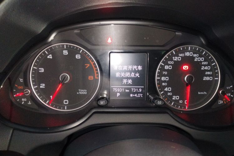 奥迪Q5 2018款 典藏版 40 TFSI 进取型中控内饰14