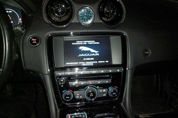 捷豹XJ 2016款 XJL 2.0T 两驱典雅商务版中控内饰16