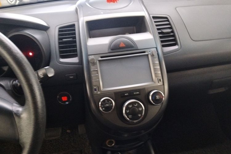 起亚 秀尔 2013款 1.6L AT GL中控内饰16