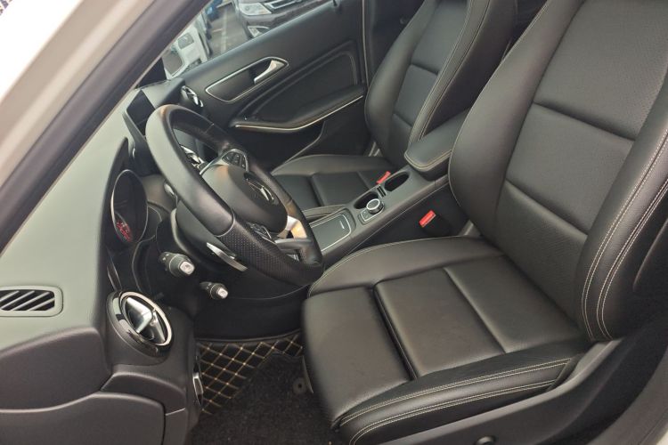 奔驰GLA 2019款 GLA 200 动感型中控内饰19