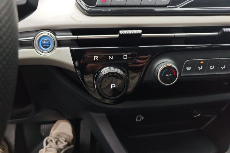 奔腾NAT 2023款 PRO 舒享出行加长版 425km中控内饰18