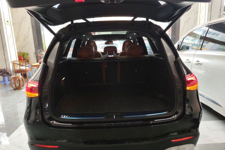 奔驰GLC 2023款 改款 GLC 260 L 4MATIC 动感型 5座机舱底盘23