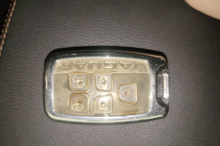 捷豹F-PACE 2018款 2.0T 两驱都市尊享版中控内饰11