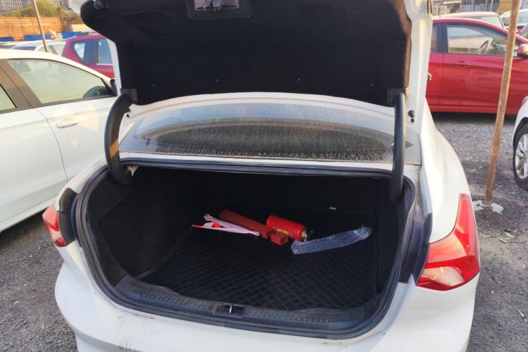 福特 福克斯 2020款 三厢 1.5L 自动锋跃型机舱底盘23