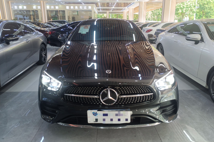 奔驰E级(进口) 2023款 改款 E 300 轿跑车车身外观2