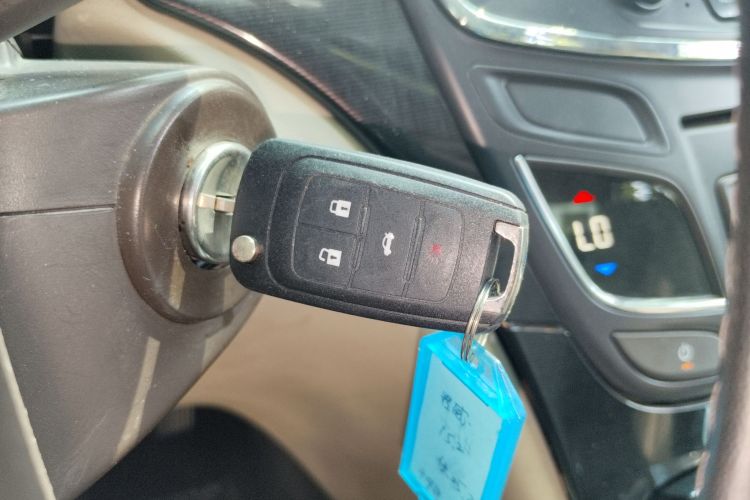 别克 君威 2014款 2.0L 领先时尚型中控内饰11