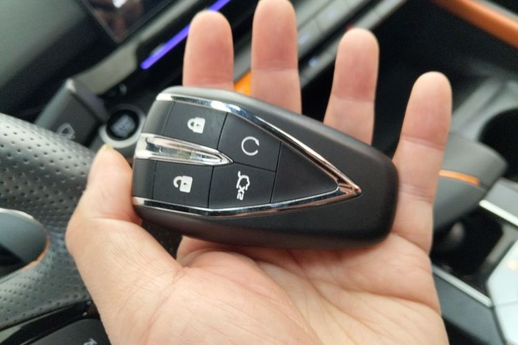 长安UNI-V 2022款 1.5T 尊贵型中控内饰7001