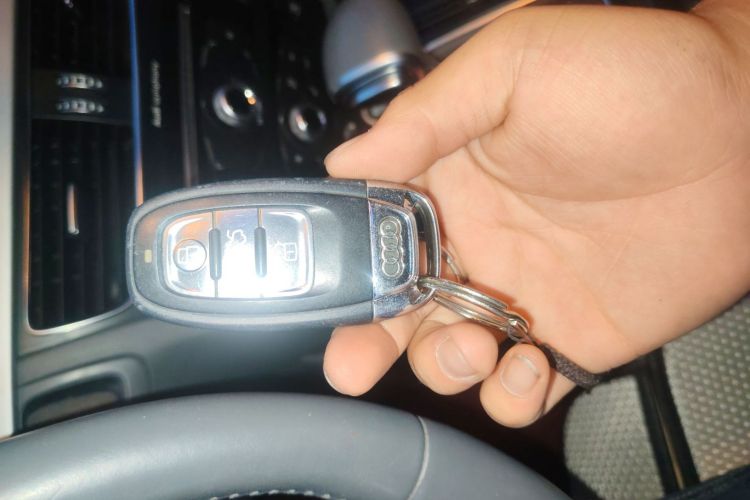 奥迪A4L 2013款 35 TFSI 自动标准型中控内饰11