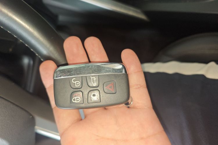 路虎 发现神行 2017款 2.0T SE中控内饰11