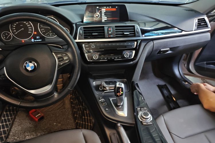 宝马3系 2016款 320Li 时尚型中控内饰16