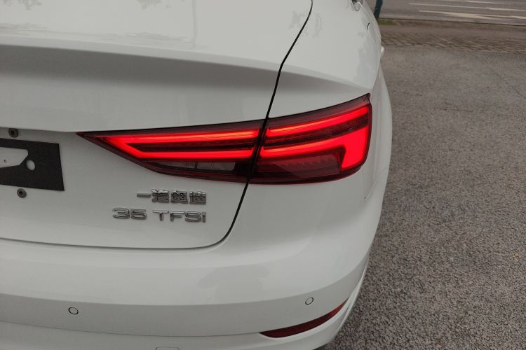 奥迪A3 2018款 30周年年型 Limousine 35 TFSI 运动型车身外观9