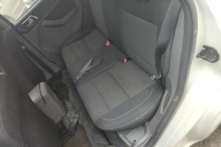 福特 福克斯 2013款 两厢经典 1.8L 手动百万纪念版中控内饰21