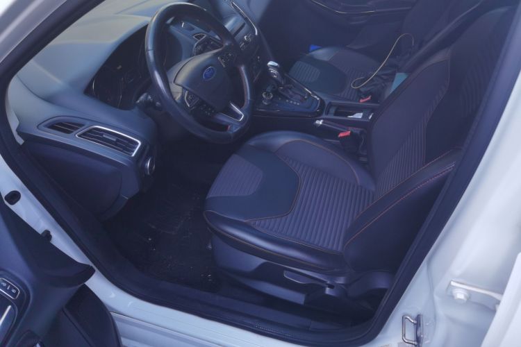 福特 福克斯 2017款 两厢 EcoBoost 180 自动精英型中控内饰19