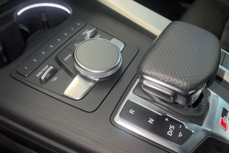 奥迪A4L 2019款 40 TFSI 时尚型 国V中控内饰18