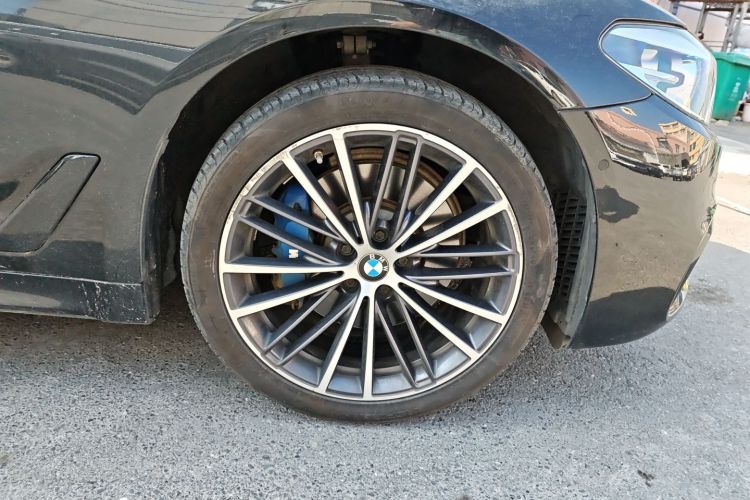 宝马5系 2019款 改款 530Li 领先型 M运动套装车身外观10