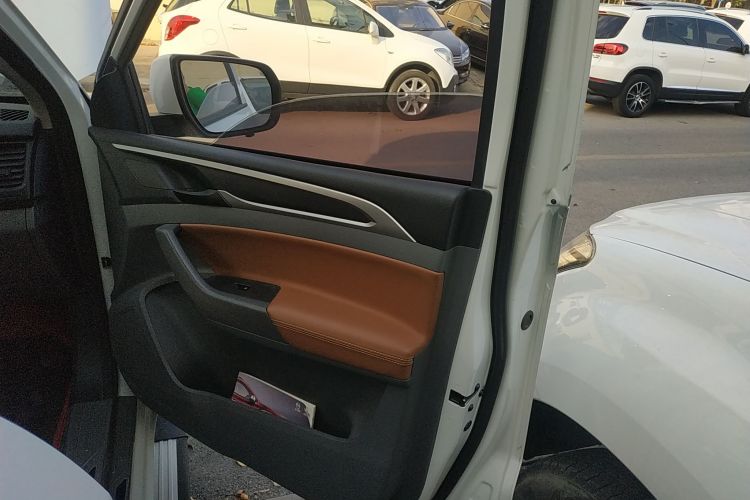 上汽大通MAXUS 大通T70 2019款 2.0T柴油自动四驱舒享型标箱高底盘中控内饰7005