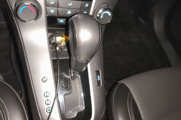 雪佛兰 科鲁兹 2013款 掀背 1.6T 自动旗舰型中控内饰18