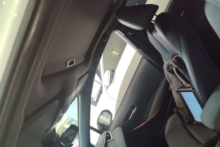 丰田 雷凌 2021款 双擎 1.8H E-CVT运动版局部细节22