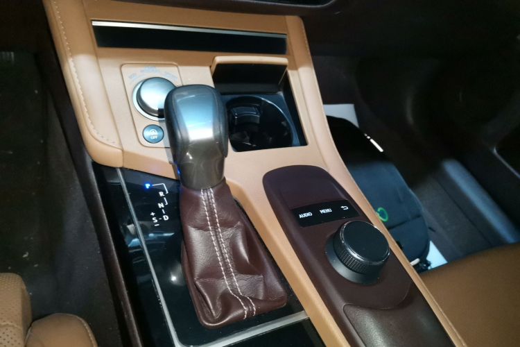 雷克萨斯ES 2015款 200 精英版中控内饰18