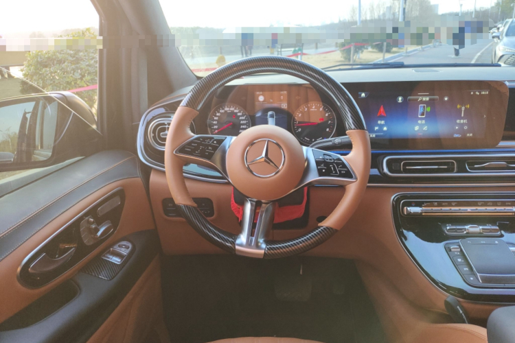 奔驰 威霆 2024款 2.0T 商务版 7座中控内饰13