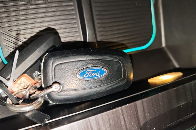 福特 探险者 2023款 EcoBoost 285 四驱钛金版 7座中控内饰11