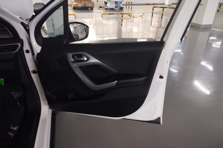 标致2008 2016款 230THP 自动时尚版中控内饰7005