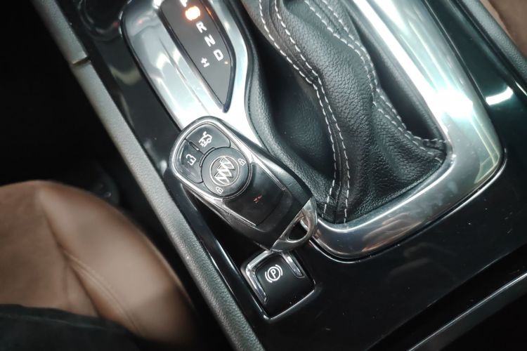 别克 君威 2017款 20T 精英型中控内饰11