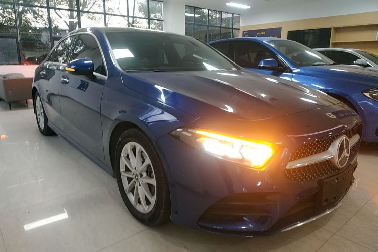 奔驰A级 2022款 A 200 L 运动轿车动感型车身外观3