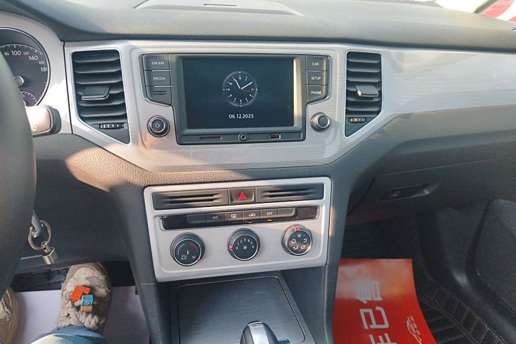 大众 高尔夫·嘉旅 2016款 230TSI 自动进取型中控内饰16