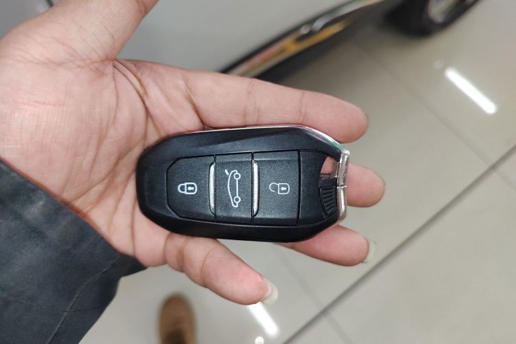 标致5008 2017款 380THP 7座无界版中控内饰7001