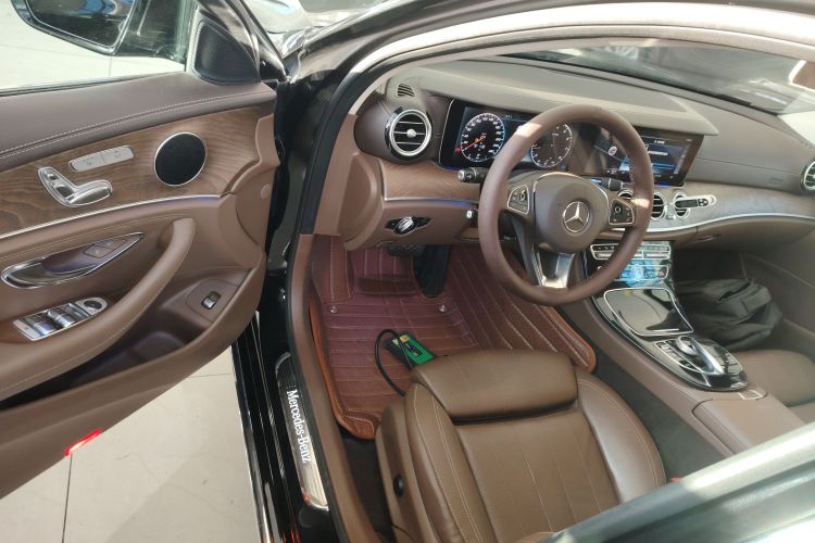 奔驰E级 2017款 E 200 L 4MATIC中控内饰20