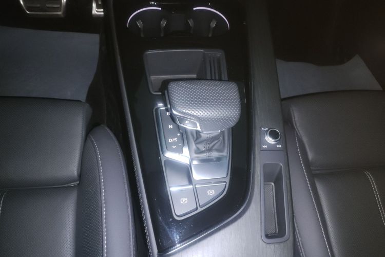 奥迪A4L 2024款 40 TFSI 豪华动感型中控内饰18