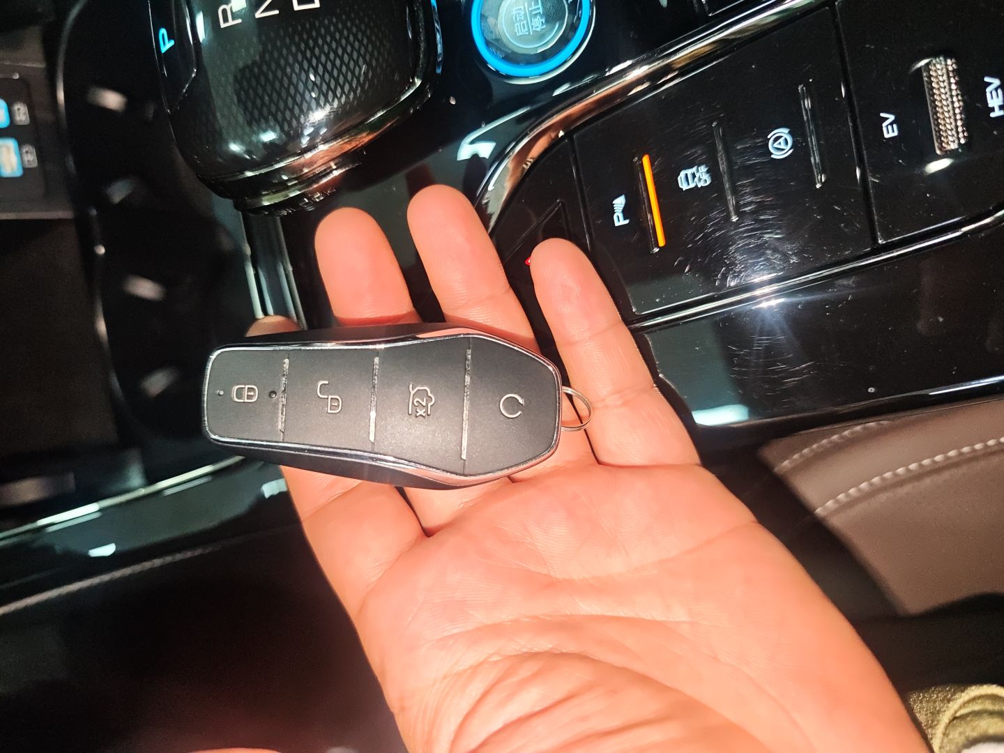 比亚迪 汉 2024款 DM-i 荣耀版 121KM 精英型