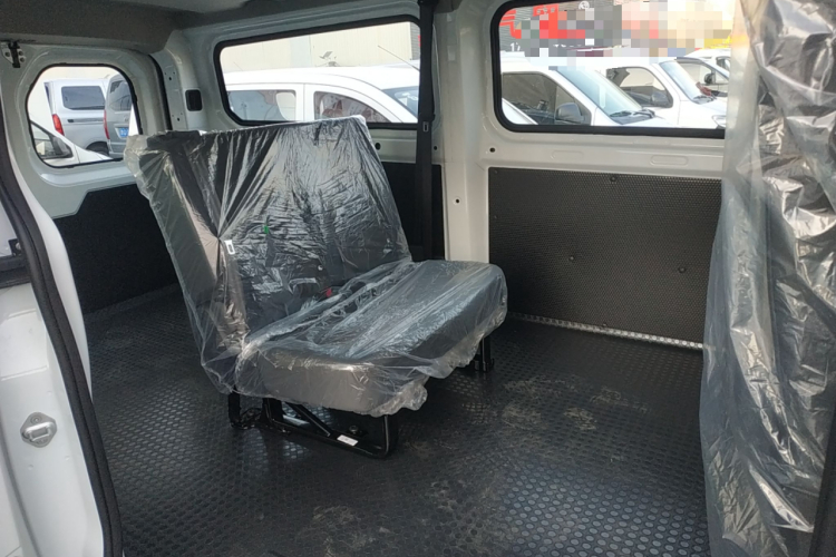 江铃 E福顺 2025款 明窗版 41.86kwh 短轴低顶中控内饰21