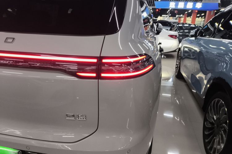 星途 星纪元 ET 2024款 增程 240 Ultra四驱车身外观9