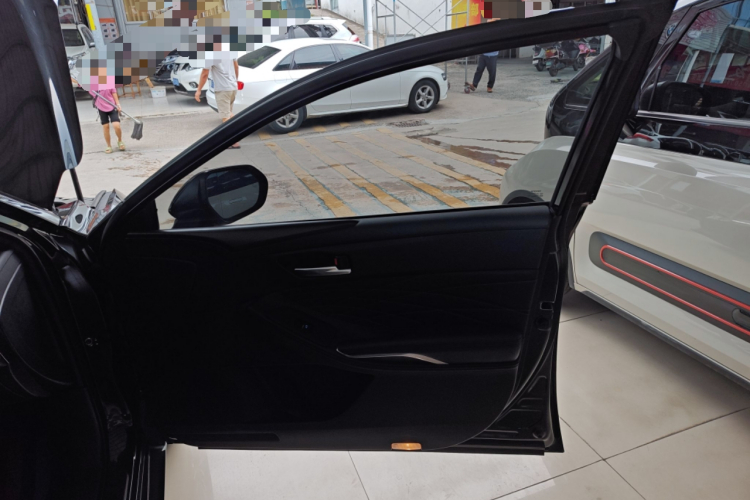 丰田 亚洲龙 2019款 双擎 2.5L XLE尊贵版 国VI中控内饰7005